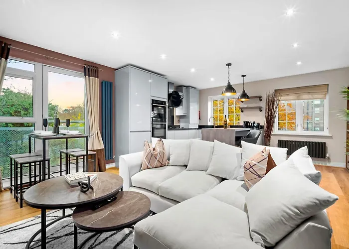 Exclusive Two-Bedroom Apartment With Balcony & Parking 5Oa