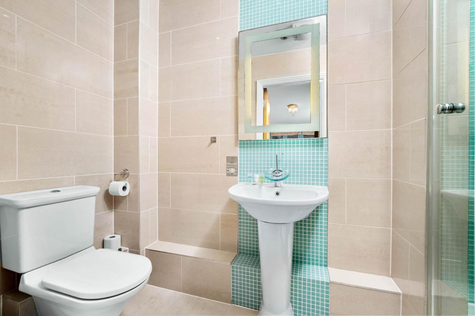 Exclusive Two-bedroom With Balcony & Parking 5oa Birmingham