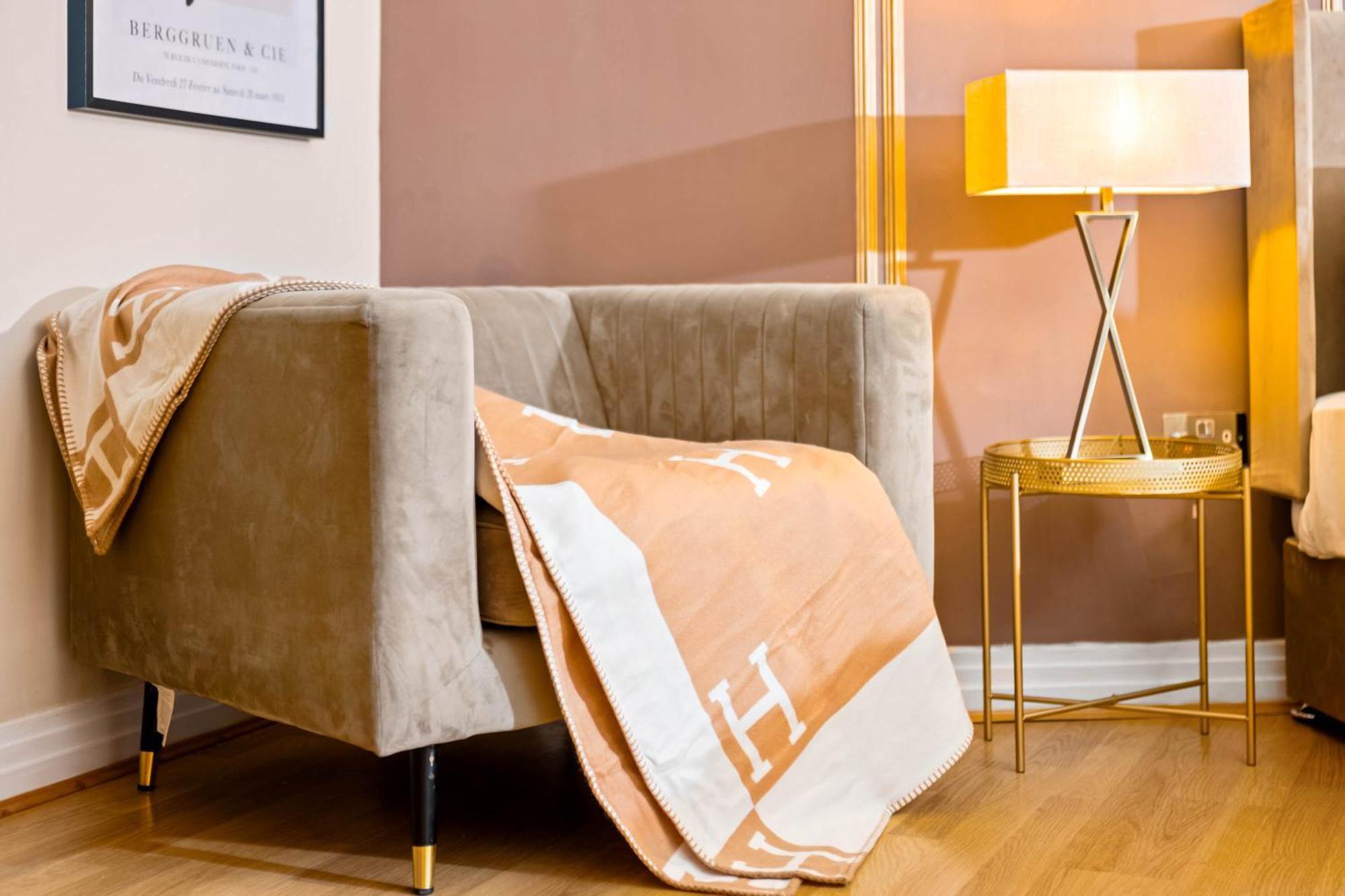 Exclusive Two-bedroom With Balcony & Parking 5oa Apartment *