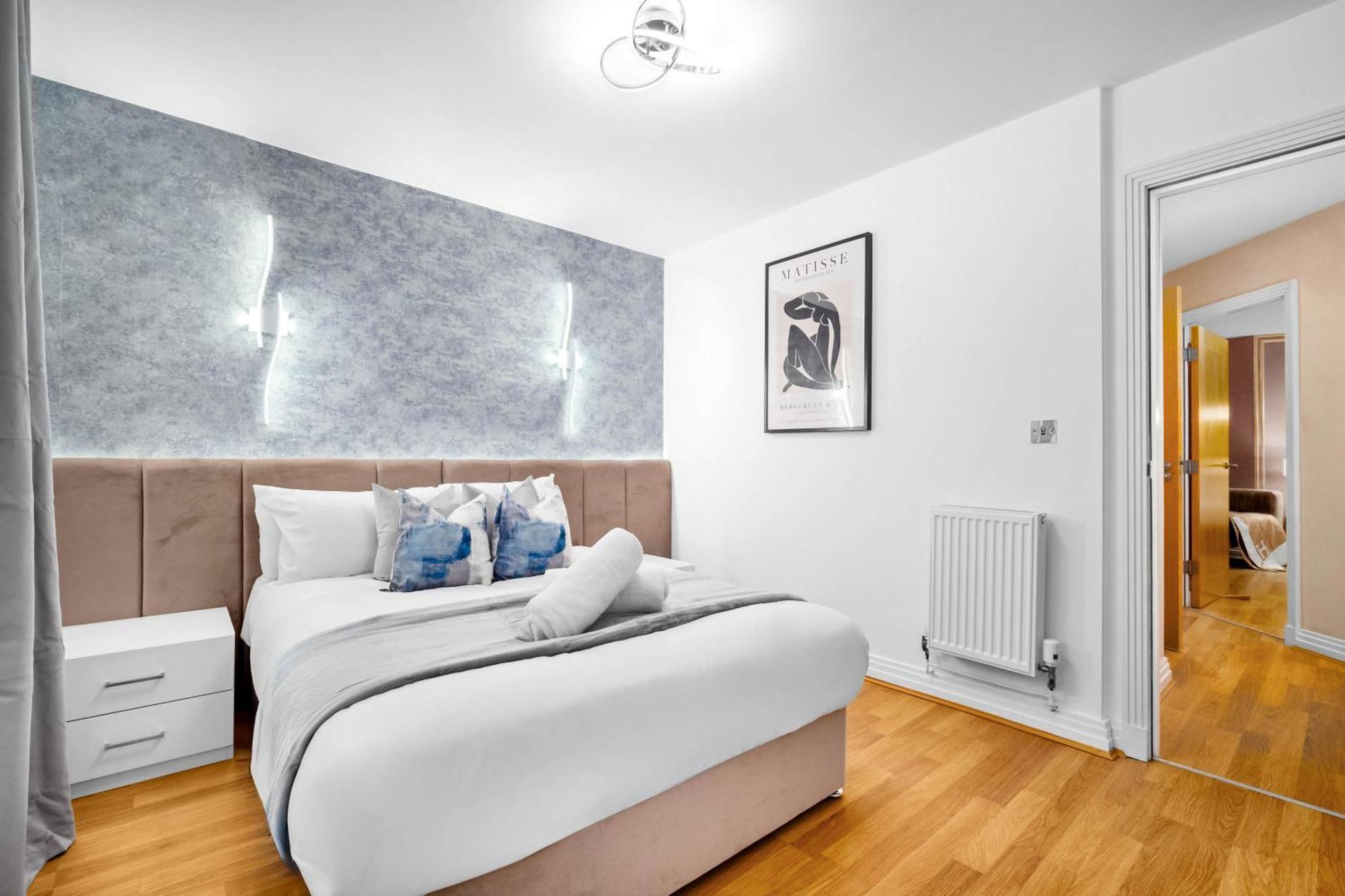 Exclusive Two-bedroom With Balcony & Parking 5oa Birmingham
