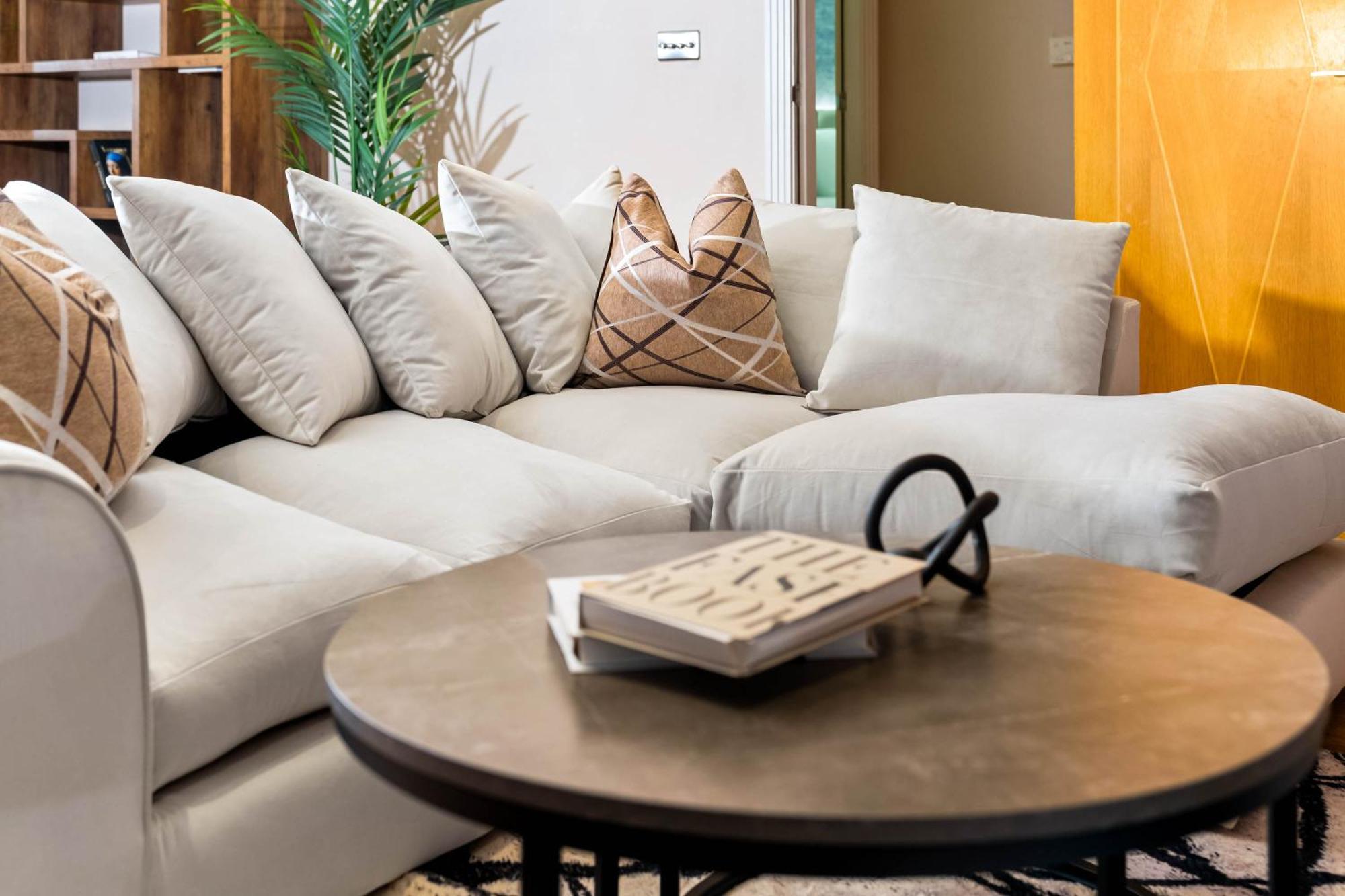 Exclusive Two-bedroom With Balcony & Parking 5oa *