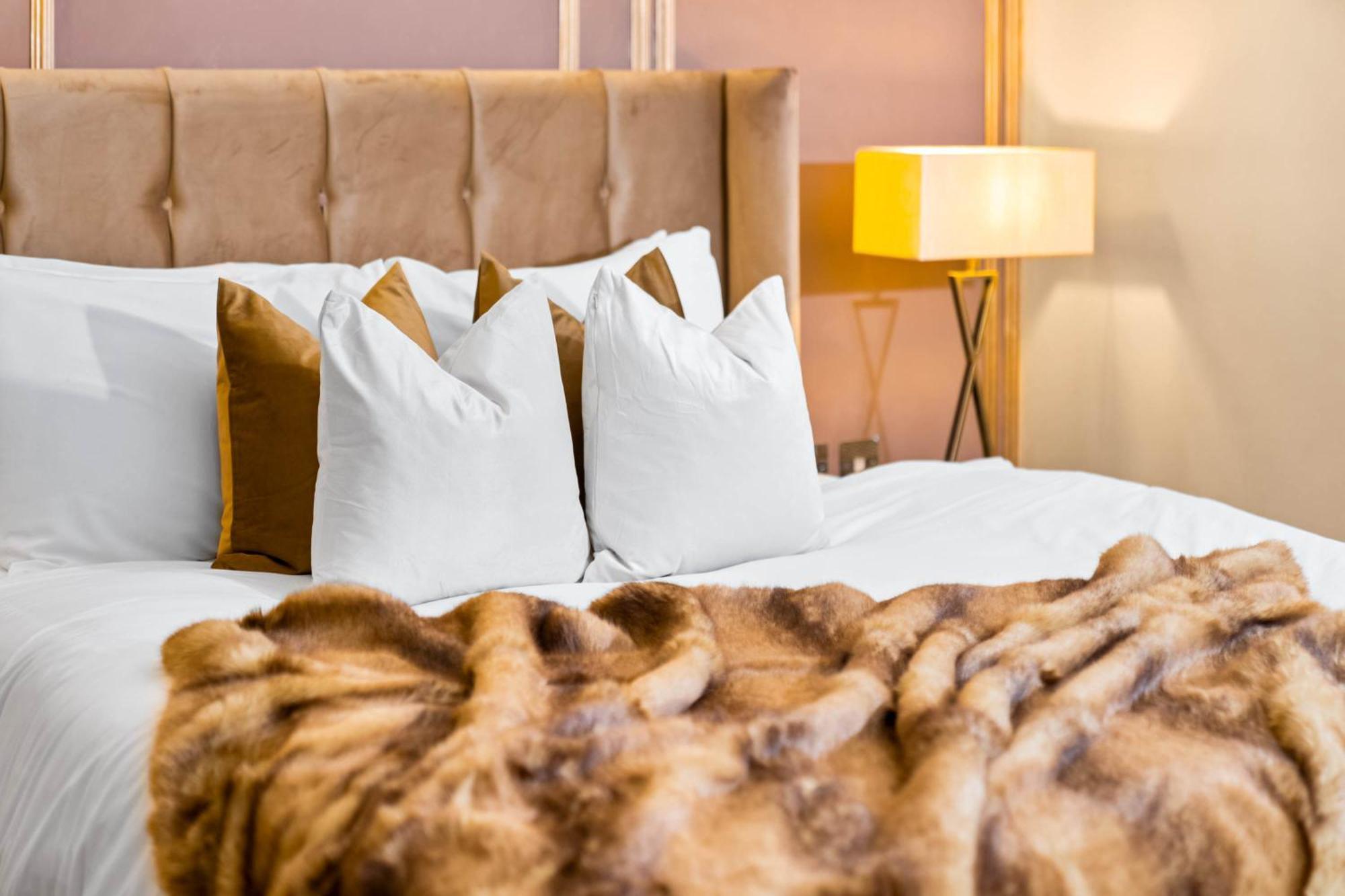 Exclusive Two-bedroom With Balcony & Parking 5oa Birmingham