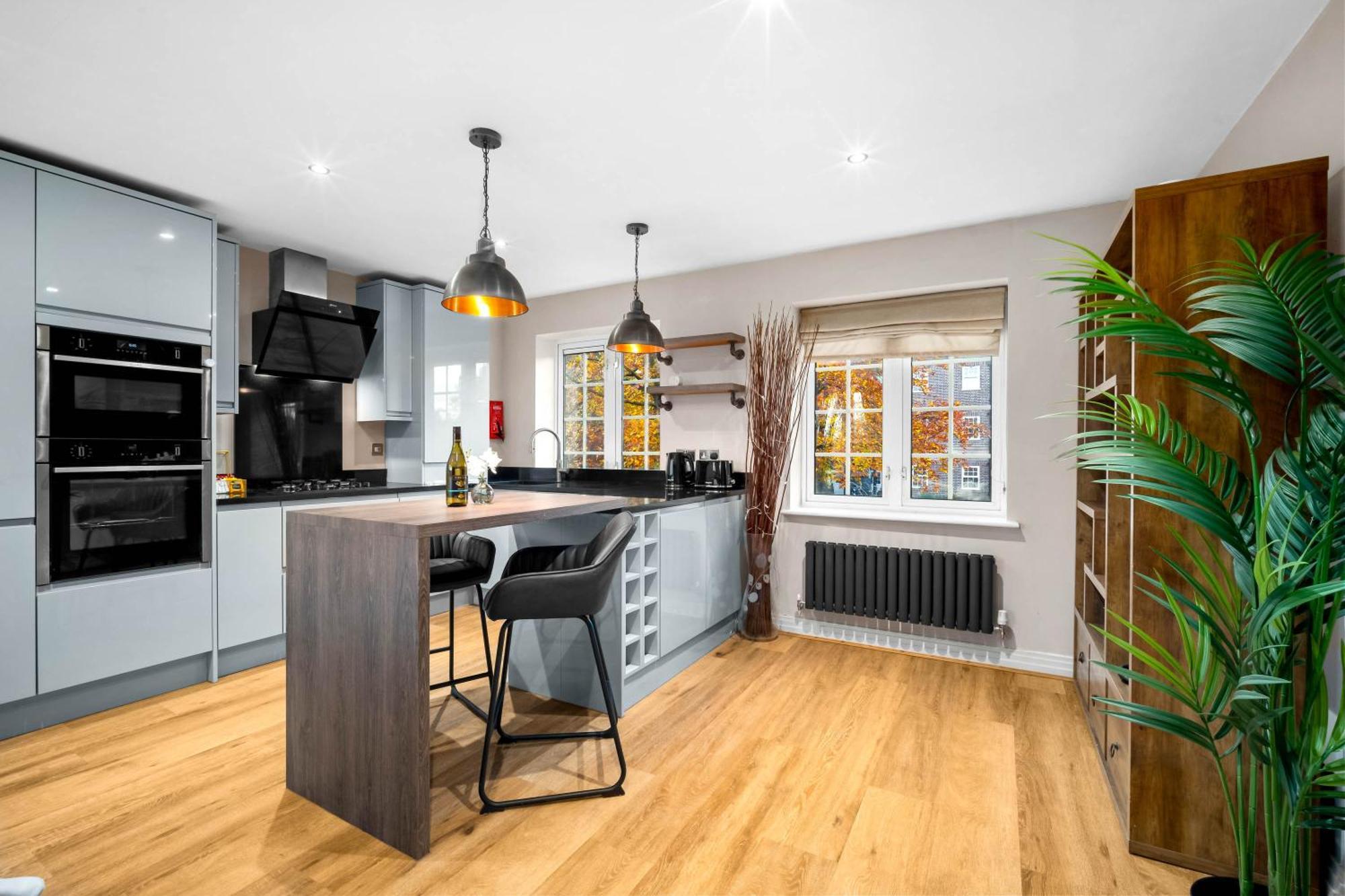 Exclusive Two-bedroom With Balcony & Parking 5oa Apartment