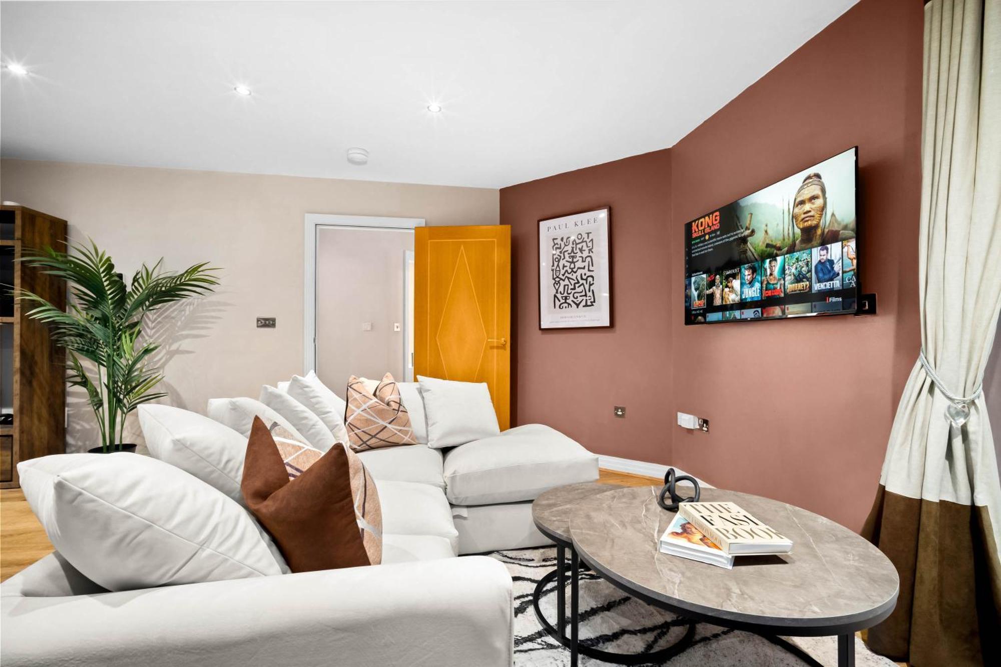 Exclusive Two-bedroom With Balcony & Parking 5oa Apartment Birmingham