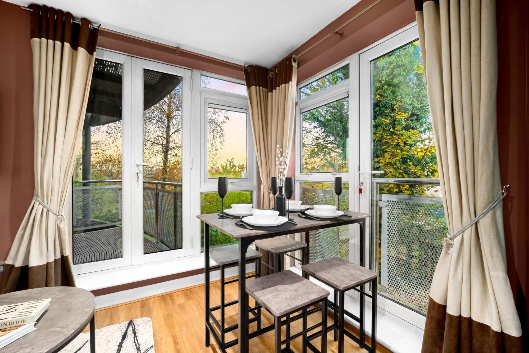 Exclusive Two-bedroom With Balcony & Parking 5oa Birmingham
