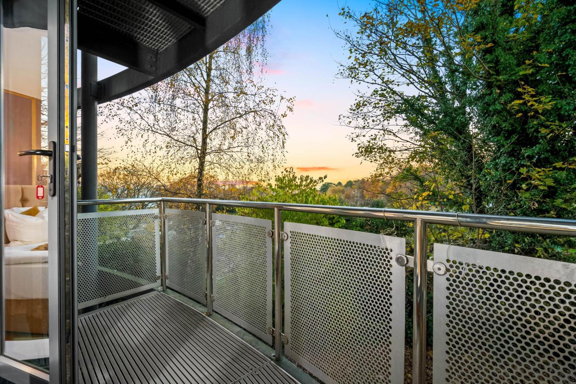 Exclusive Two-bedroom With Balcony & Parking 5oa Birmingham