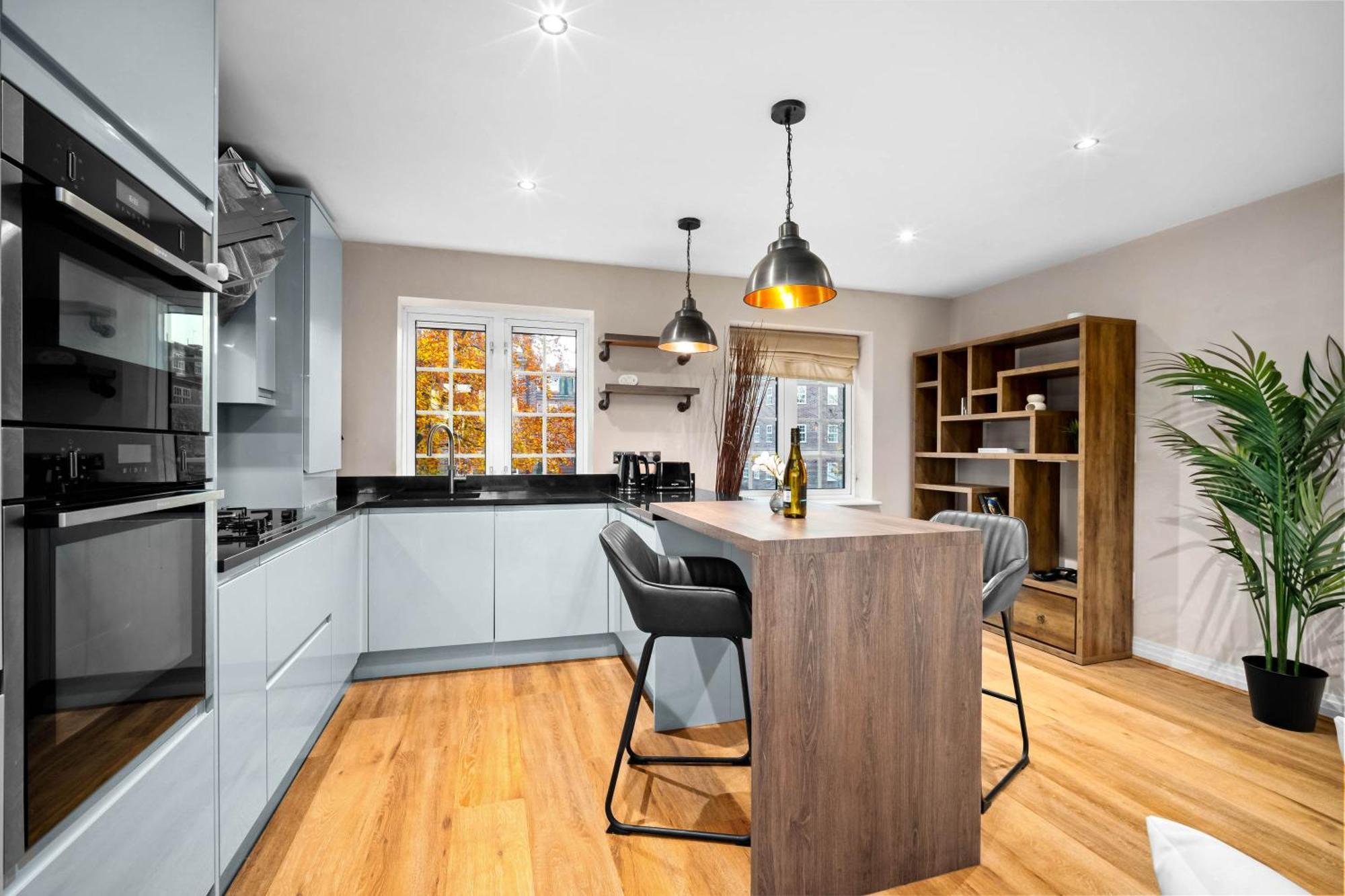 Exclusive Two-bedroom With Balcony & Parking 5oa * Birmingham
